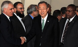 Le secrétaire général de l'ONU Ban Ki-moon (c) à son arrivée à Tripoli le 11 octobre 2014