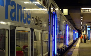 Une rame du RER équipée des nouvelles portes lumineuses.