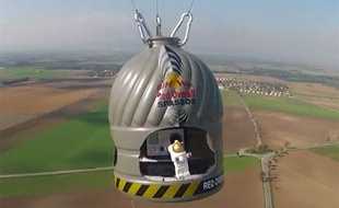 Captue d'écran de la reconstitution du saut supersonique de Felix Baumgartner en Lego.
