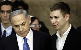 Benjamin et Yaïr Netanyahou, le 18 mars 2015 à Jérusalem.