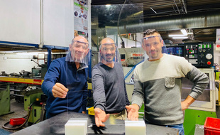 Adrien Sfecci (au centre) s’est mis à produire des protections en plexiglas