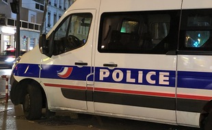 Illustration de la police la nuit à Lyon.