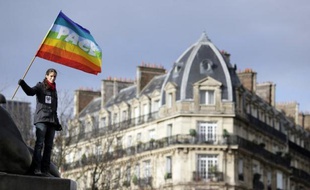 Le gouvernement et des responsables politiques de gauche ont condamné dimanche une nouvelle action contre le mariage homosexuel dans la nuit de samedi à dimanche sur la devanture de l'espace des Blancs-Manteaux à Paris, où l'Inter-LGBT (Lesbiennes, Gay, Bi, Trans) organise "Le printemps des assoces", et deux plaintes ont été déposées.