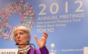 Le FMI a tenté samedi de dissiper le flou qui a entouré les débats sur les politiques d'austérité en Europe tout au long de son assemblée annuelle, en appelant à soutenir la croissance sans renoncer à réduire les déficits publics.