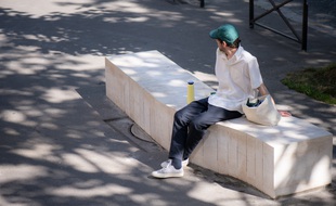 Le banc climatique qui rafraîchit grâce à l'air des carrières - situé au 30 place Jeanne d'Arc à Paris.