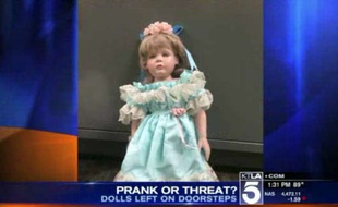 Capture d'écran d'une vidéo de KTLA montrant l'une des poupées en porcelaine déposées chez des petites filles de la ville de San Clemente, en Californie.