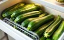 Conserver les courgettes au frigo est une erreur fréquente : l’endroit secret qui les garde fraîches pendant des semaines !