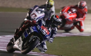 Le champion du monde en titre, l'Espagnol Jorge Lorenzo (Yamaha) s'est hissé en haut de la feuille des temps, jeudi soir, à l'issue de la première séance d'essais libres du Grand Prix du Qatar qui doit se dérouler dimanche sur le circuit de Losail.