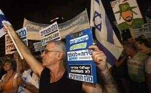 Des milliers d'Israéliens ont manifesté samedi soir à Tel-Aviv pour réclamer un service militaire pour tous, y compris pour les juifs ultra-orthodoxes qui en sont exemptés, une question qui divise la coalition gouvernementale de Benjamin Netanyahu