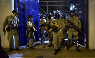 Des policiers antiémeutes à Hong Kong, le 30 novembre 2019.