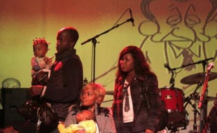 L'association Droit au logement (Dal) fêtait symboliquement ses 20 ans dans une salle de concerts parisienne dimanche, alors que s'est ouverte la veille au soir la trêve hivernale des expulsions.