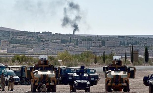De la fumée s'élève de Kobané, ville kurde du nord de la Syrie assiégé par les jihadistes, le 5 octobre 2014