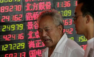 Un investisseur consulte la liste des valeurs cotées à la Bourse de Shanghai en août 2007