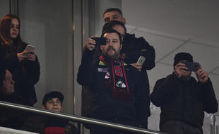 Matteo Salvini en tribunes lors du match Olympiakos-AC Milan.
