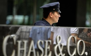 Un ex-patron d'ExxonMobil, Lee Raymond, a été désigné à la tête du comité mis en place par le conseil d'administration de JPMorgan Chase pour déterminer les responsabilités dans le scandale qui a déjà coûté six milliards de dollars à la banque, selon le Wall Street Journal.