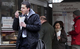 Illustration d'une personne mangeant des frites.