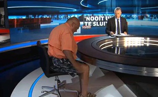 L’ancien Premier ministre Jean-Luc Dehaene s'installe sur le plateau de VTM Nieuws, le 14 juillet 2013.