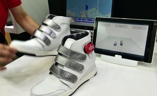 Des chaussures d'analyse de marche développées par Fujitsu sont exposées au salon du Ceatec près de Tokyo, le 7 octobre 2015