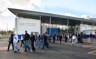 A la sortie du lycée Trégey de Bordeaux, jeudi 13 septembre, où un professeur a été agressé