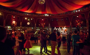 Sous le Magic Mirror du festival Strasbourg mon amour, lancé vendredi 9 février 2018.