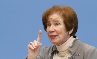 En 1968, Mme Klarsfeld avait fait une incursion plus que remarquée dans la politique en giflant le chancelier Kurt Georg Kiesinger, ancien membre du parti national-socialiste.