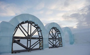 A Jukkasjärvi, un petit village de Laponie suédoise au nord du cercle polaire, une vingtaine d'ouvriers en épaisses parkas s'affairent autour d'un étrange chantier: un hôtel de glace qui disparaîtra au printemps, emporté par le dégel.