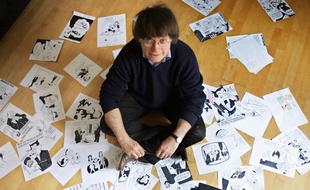 Cabu, scénariste et l'un des dessinateurs des hebdomadaires satiriques «Le Canard Enchainé» et «Charlie Hebdo», pose pour le photographe, le 15 mars 2006 dans son appartement.