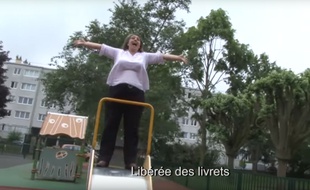 La vidéo de cette enseignante en train de chanter "Libérée des livrets", une parodie de la chanson de La reine des neige, cartonne avec plus d'un million de vues sur le web.