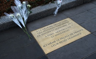 Une plaque à la mémoire des victimes des attentats de janvier et novembre 2015, Place de la République à Paris
