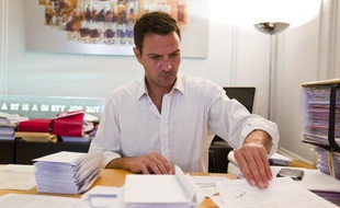 Jérôme Kerviel a rédigé un courrier à destination des membres du gouvernement et des parlementaires afin de réclamer une commission d'enquête indépendante sur l'affaire, le 9 septembre 2013 dans le bureau de son avocat Me Koubbi,à Paris.