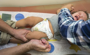 Un bébé se fait vacciner.