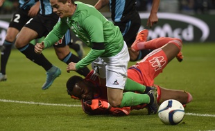 L'audace de Romain Hamouma n'est pas tout le temps récompensée. Face à l'OM de Steve Mandanda (0-2) deux semaines plus tôt, l'attaquant stéphanois avait reçu un carton jaune pour simulation.