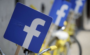 Des logos Facebook à Austin, Texas, le 24 juillet 2014.