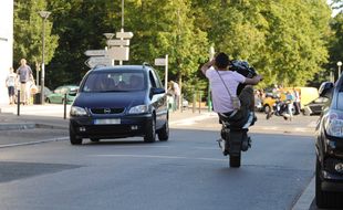 Un jeune à scooter lors d'un rodéo sur la voir publique. (Illustration)