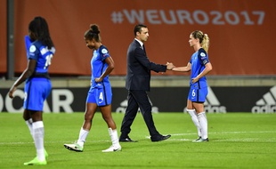 Le sélectionneur Olivier Echouafni et les joueuses de l'équipe de France après l''élimination en quarts de finale de l'Euro, le 30 juillet 2017.