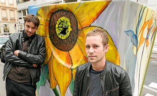 Max et Martin métamorphosent le mobilier urbain avec l'aide des riverains.