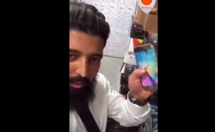 Un employé de SFR se filme entrain de casser le téléphone d'un client.