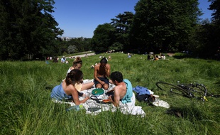 Des Parisiens aux Buttes-Chaumont le 30 mai 2020.