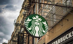 Enseigne d'un Starbucks Coffee. (Illustration)