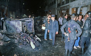 Photographie d'archives de la rue Copernic à Paris le 3 octobre 1980 après un attentat à la bombe devant une synagogue