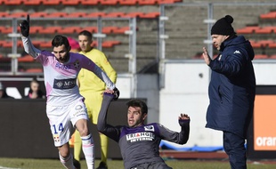 Le joueur d'Evian-Thonon-Gaillard Cédric Barbosa prend le meilleur sur le Toulousain Pavle Ninkov, devant l'entraîneur de l'ETG Pascal Dupraz.
