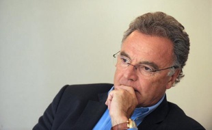 L'opticien Alain Afflelou qui a annoncé son installation prochaine à Londres "pour deux ou trois ans" a dénoncé samedi "une guerre de tranchées" livrée, selon lui, aux entrepreneurs et "ceux qui réussissent".