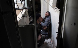 Des rebelles syriens en position, le 17 octobre 2013 à Deir Ezzor