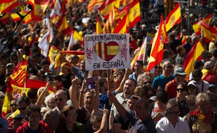 Des centaines de manifestants ont défilé dans les rues de Barcelone ce dimanche contre l'indépendance de la Catalogne.