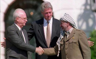 Il y a 20 ans, lors de la poignée de mains historique entre Yitzhak Rabin et Yasser Arafat sur la pelouse de la Maison Blanche, la paix semblait enfin à portée.