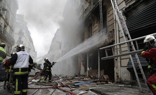 Emergency workers and firefighters intervene after the explosion of a bakery on the corner of the streets Saint-Cecile and Rue de Trevise in central Paris on January 12, 2019. (Photo by Thomas SAMSON / AFP)