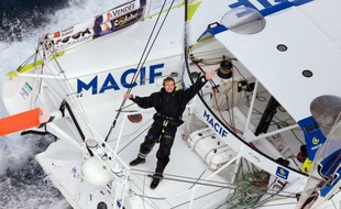 Le Français François Gabart (Macif) est repassé en tête du Vendée Globe dimanche matin dans le Pacifique et devançait son compatriote Armel Le Cléac'h (Banque Populaire) de 6,3 milles (une dizaine de kilomètres) au pointage de 04h00 GMT.