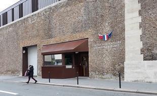 L'entrée de la prison de la Santé, rue de la Santé (14e arrondissement)