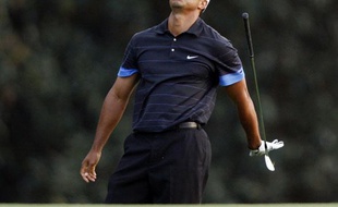 Entrée en matière difficile pour Tiger Woods au Masters d'Augusta. A en balancer son club.