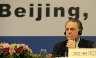 Le Comité international olympique (CIO), pris dans la tourmente du parcours de la flamme olympique, a rappelé jeudi à la Chine ses promesses d'améliorer les droits de l'Homme avant les JO, s'attirant une réplique immédiate de Pékin.